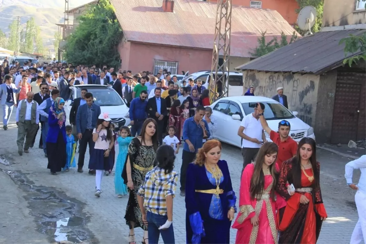 Hakkari\'de Festival Gibi Aşiret Düğünü