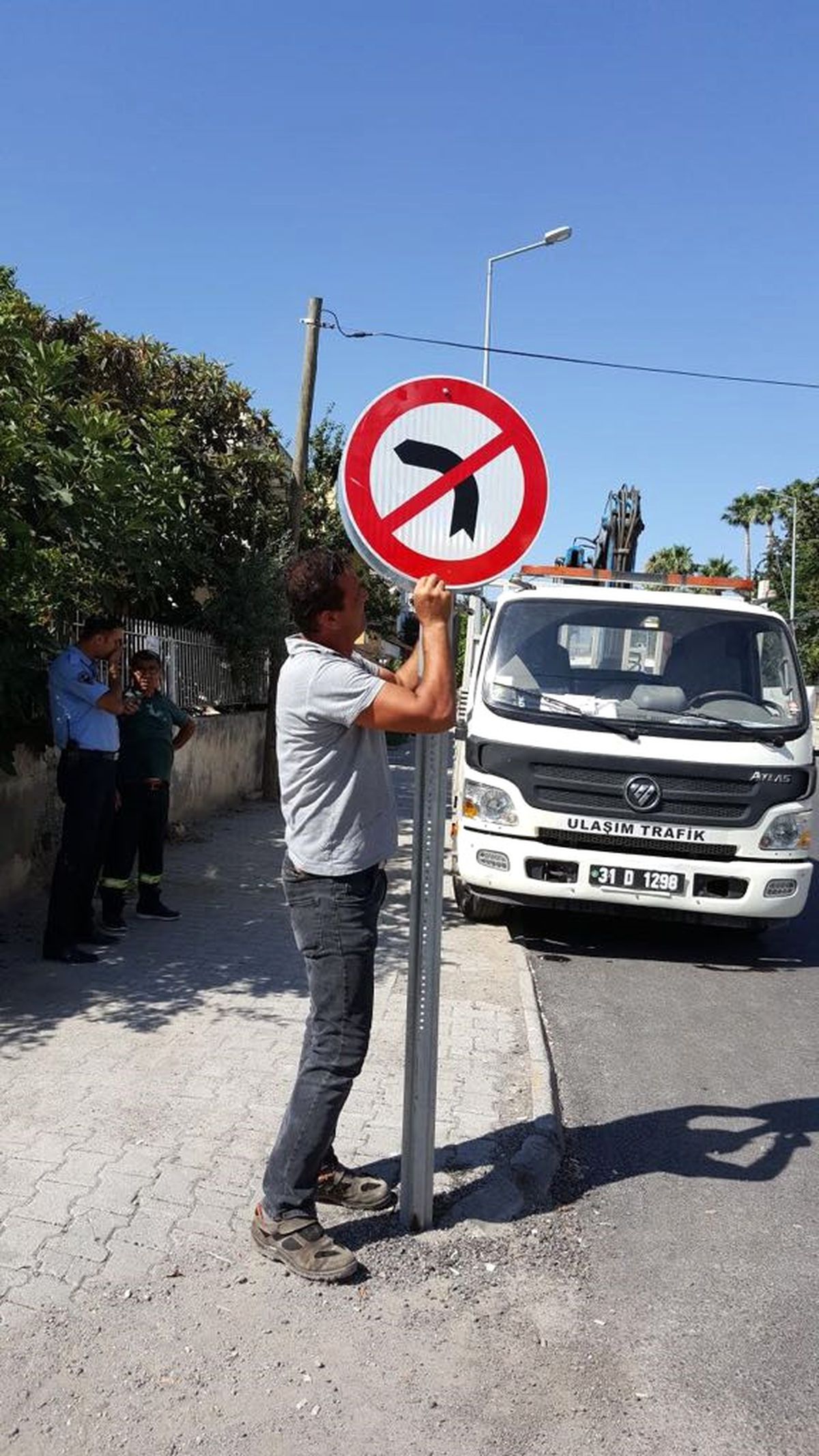 HBB,Deforme Olan Trafik Levhalarını Yenilendi