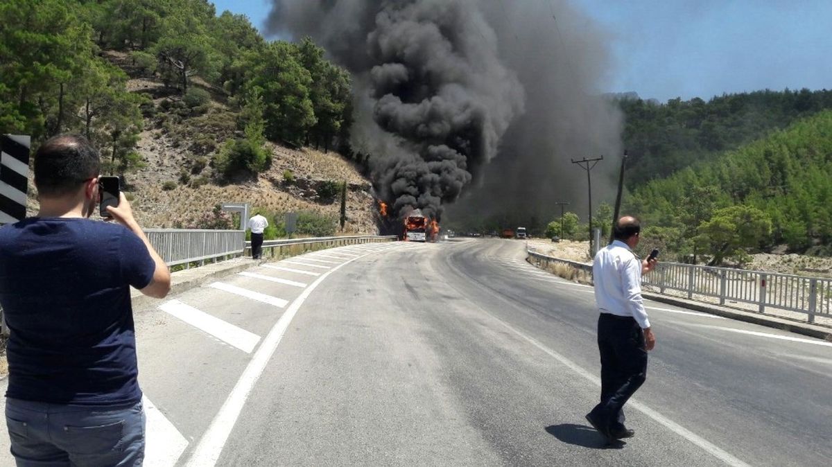 Isparta\'da Seyir Halindeki Yolcu Otobüsü Alev Alev Yandı