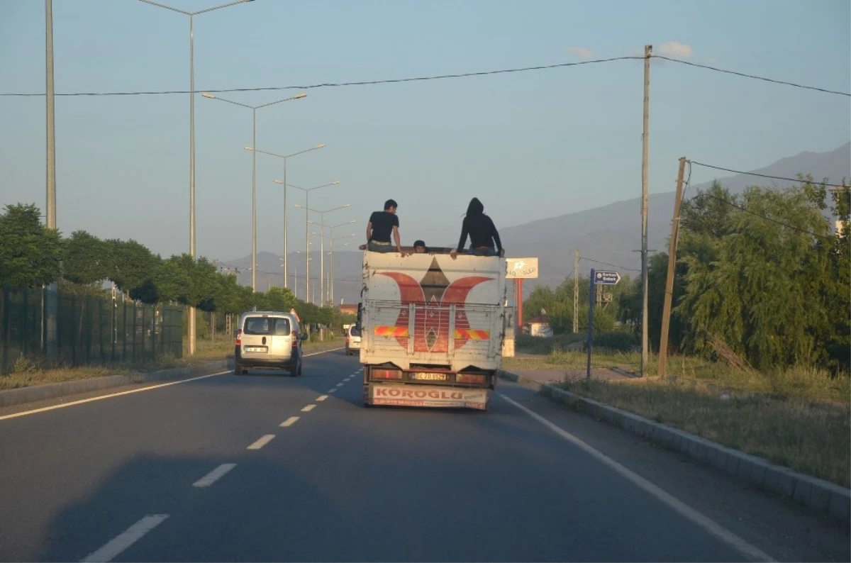 Kamyonet Kasasında Tehlikeli Yolculuk