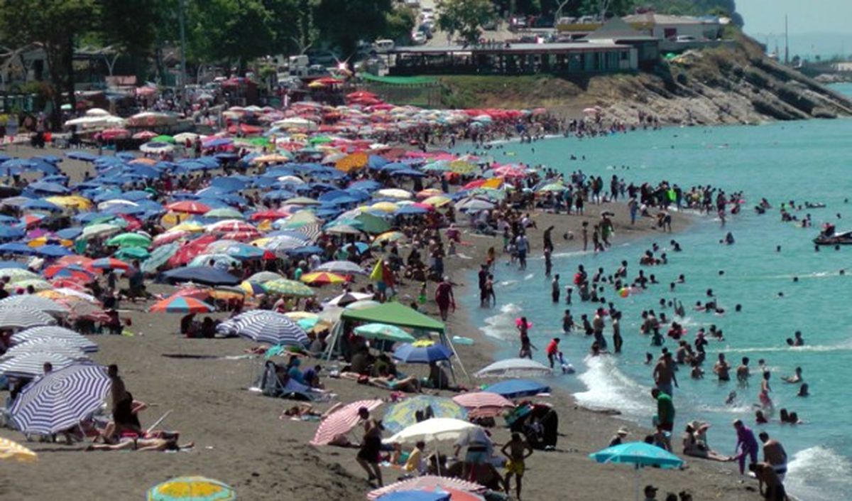 Karadeniz\'de Plajlar Doldu Taştı