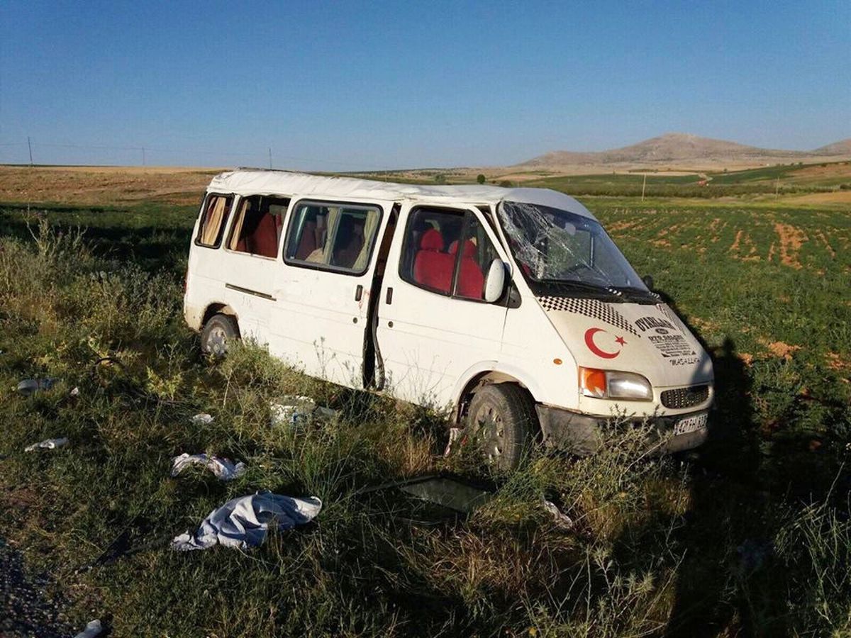 Karaman\'da Tarım İşçilerini Taşıyan Minibüs Devrildi: 17 Yaralı