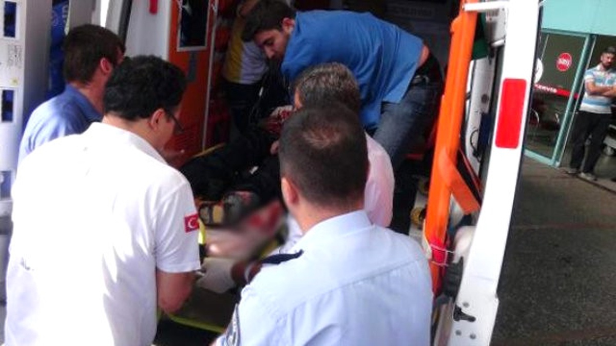Kavgayı Ayırmak İsteyen Polis Bacağından Bıçaklandı