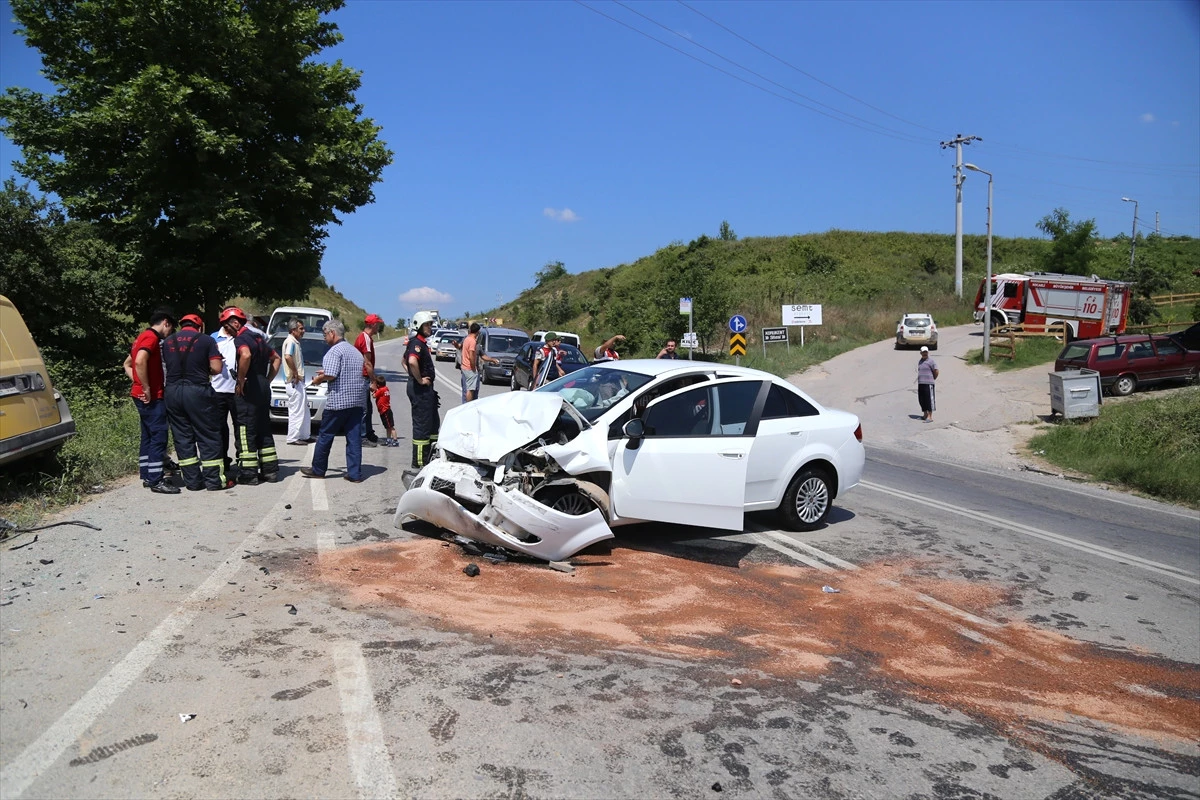 Kocaeli\'de Trafik Kazası: 3 Yaralı