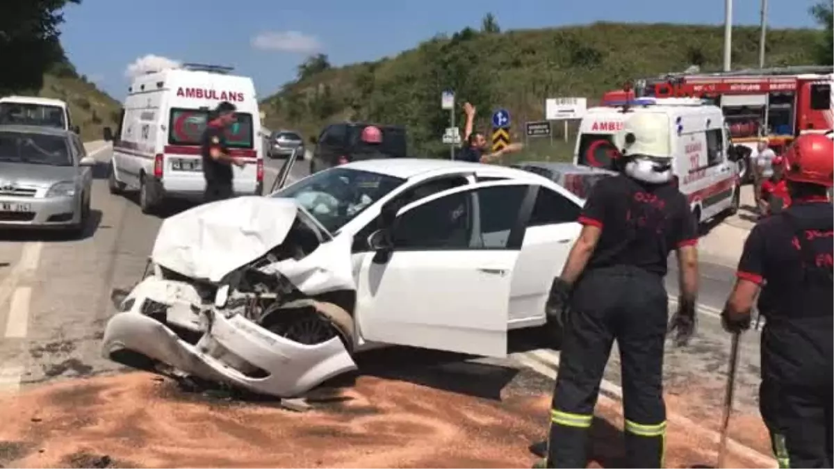 Kocaeli Hafif Ticari Araç Ile Otomobil Çarpıştı 3 Yaralı