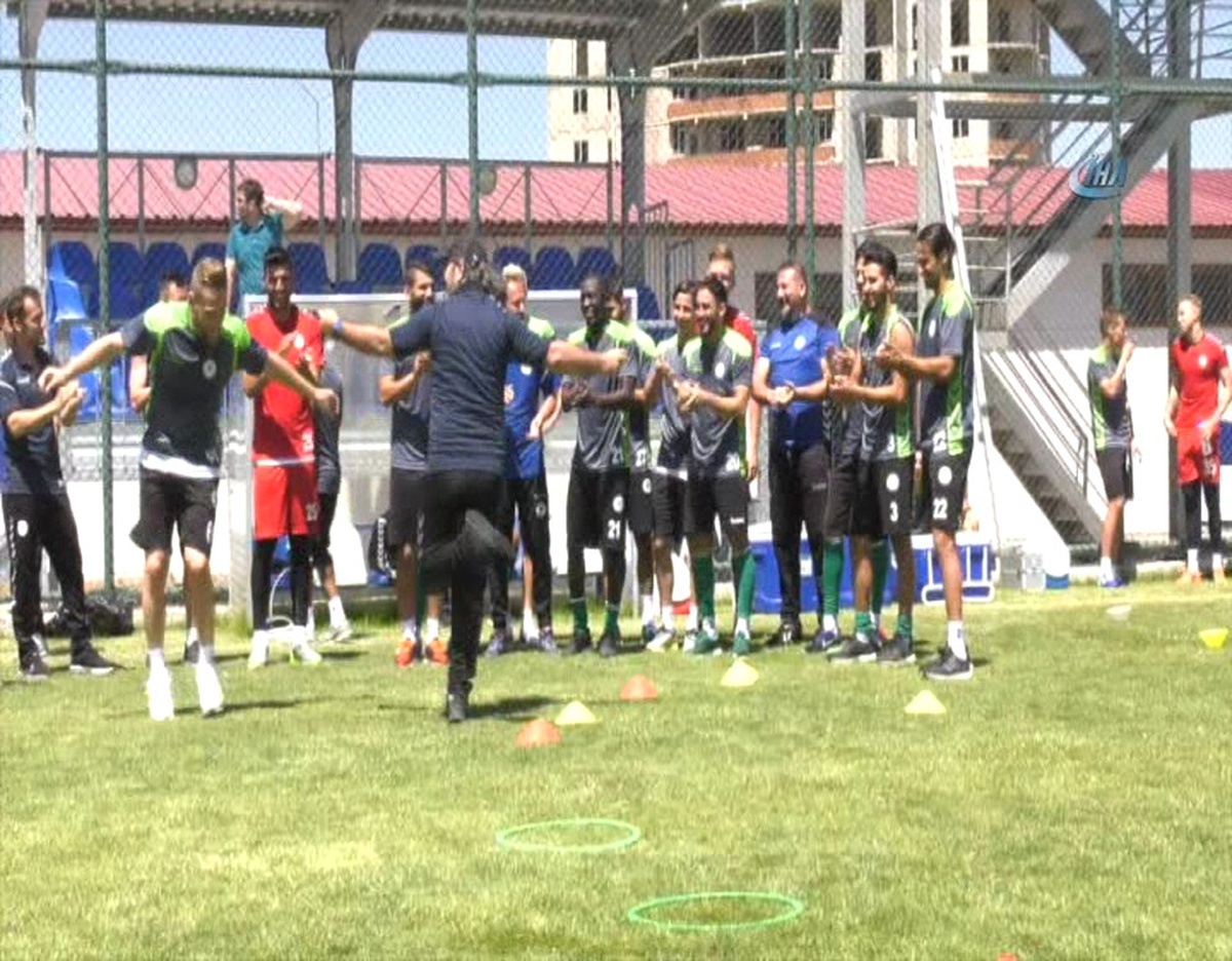 Konyaspor\'da Teknik Heyet ve Futbolcular Kolbastı Oynadı