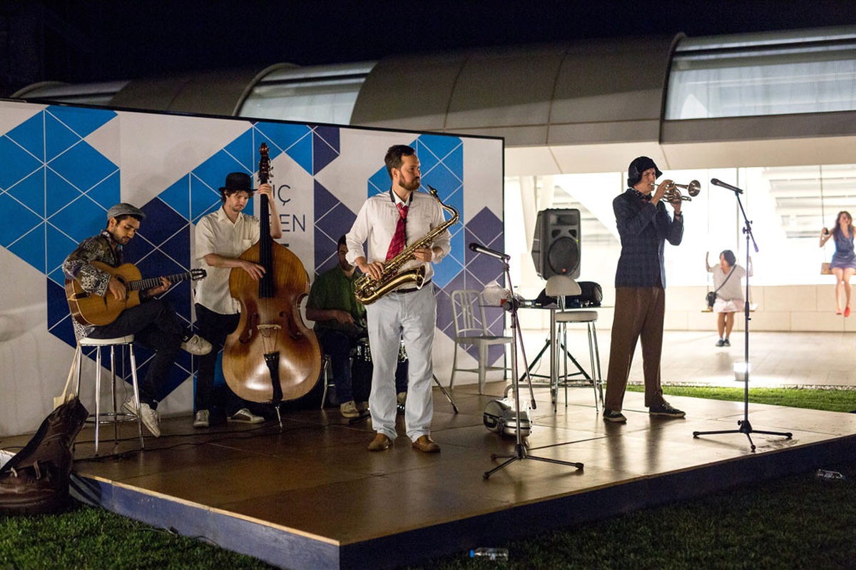 Lindy Hoppers ile La La Dans ve Müzik Coşkusu