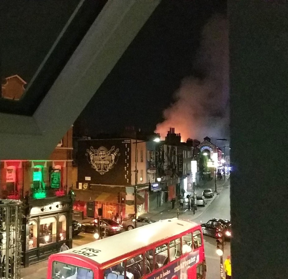 Londra\'nın Ünlü Camden Lock Market\'inde Büyük Yangın