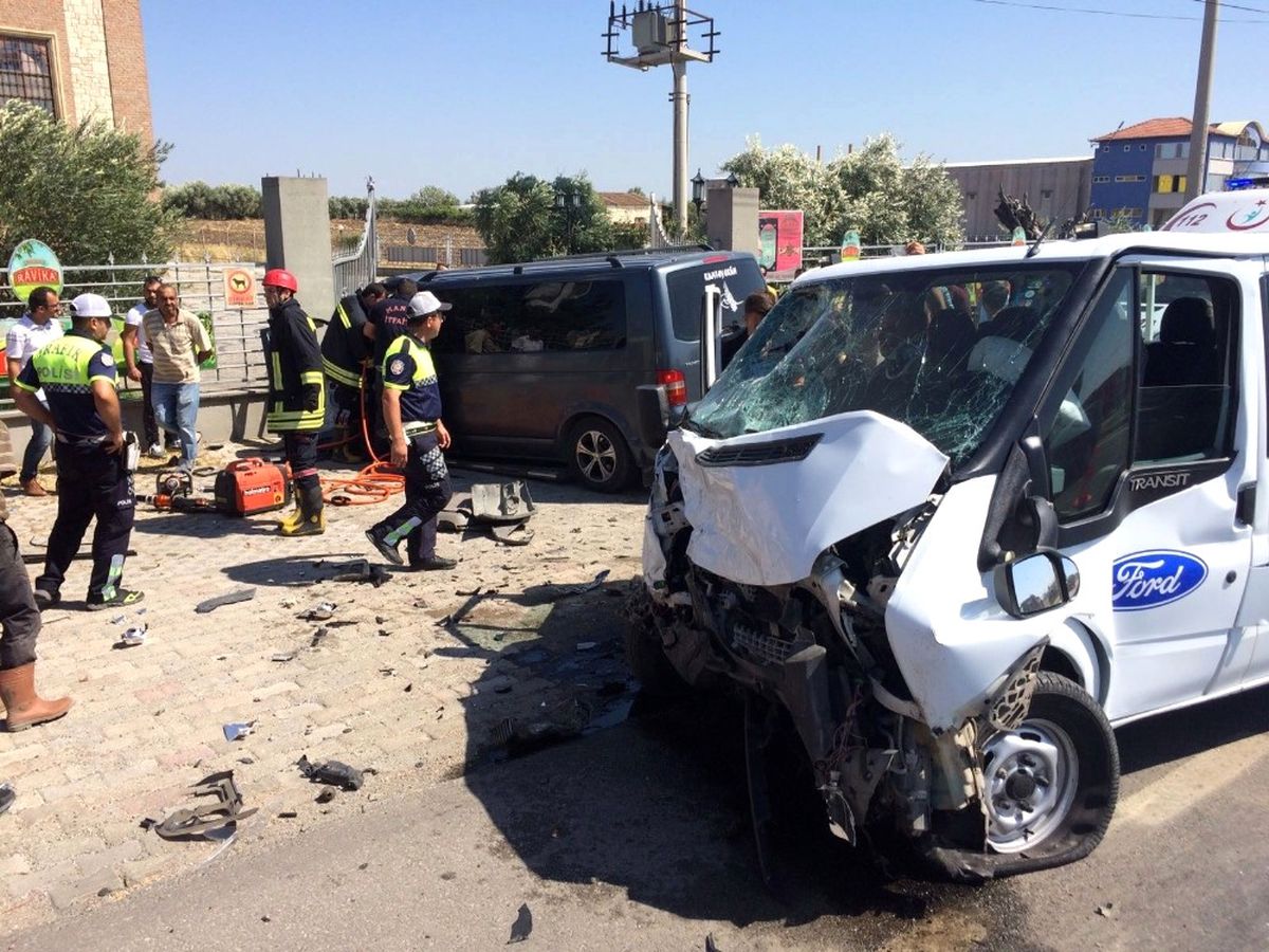 Manisa\'da Trafik Kazası: 2 Ölü, 1 Yaralı