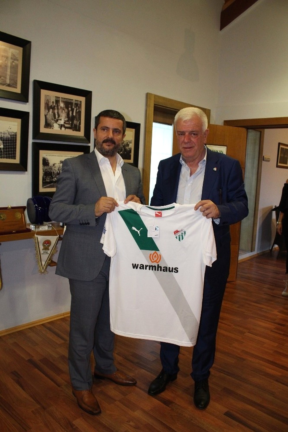 Onur Market\'ten Bursaspor\'a Nezaket Ziyareti