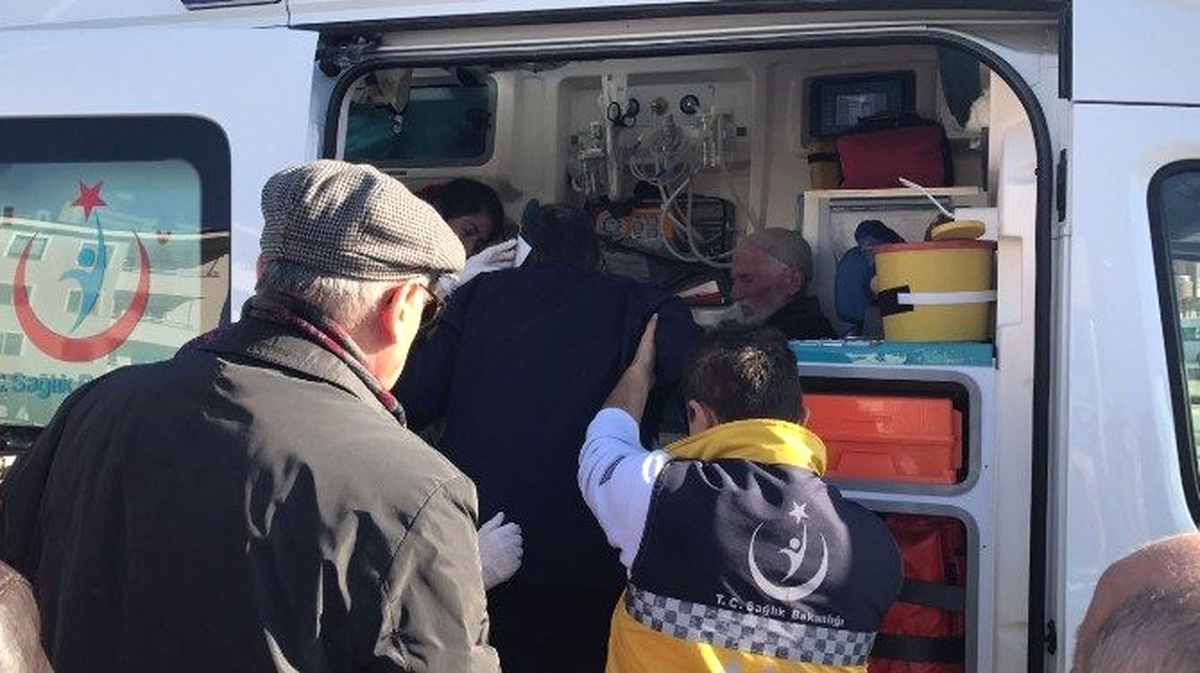 Otomobil ile Yaralı Taşıyan Ambulans Çarpıştı