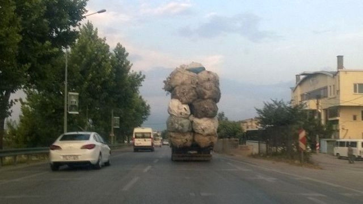 Özel Haber Aşırı Yüklü Kamyon Trafikte Tehlike Saçtı
