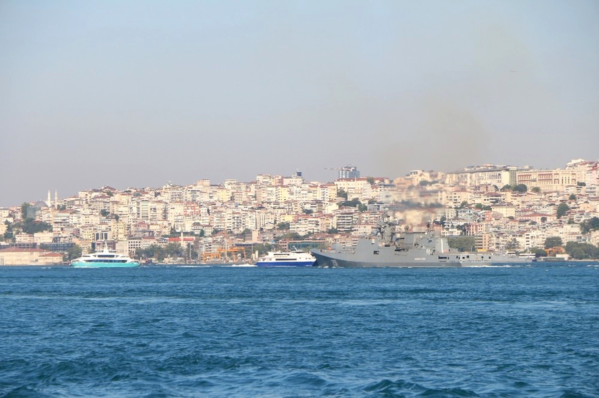 Rus Savaş Gemisi "Amiral Essen" İstanbul Boğazı\'ndan Geçti