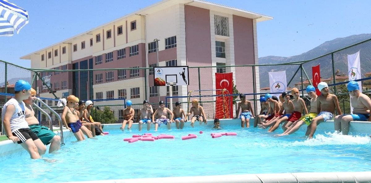 Pamukkale Belediyesi Çocuklara Yüzme Öğretiyor