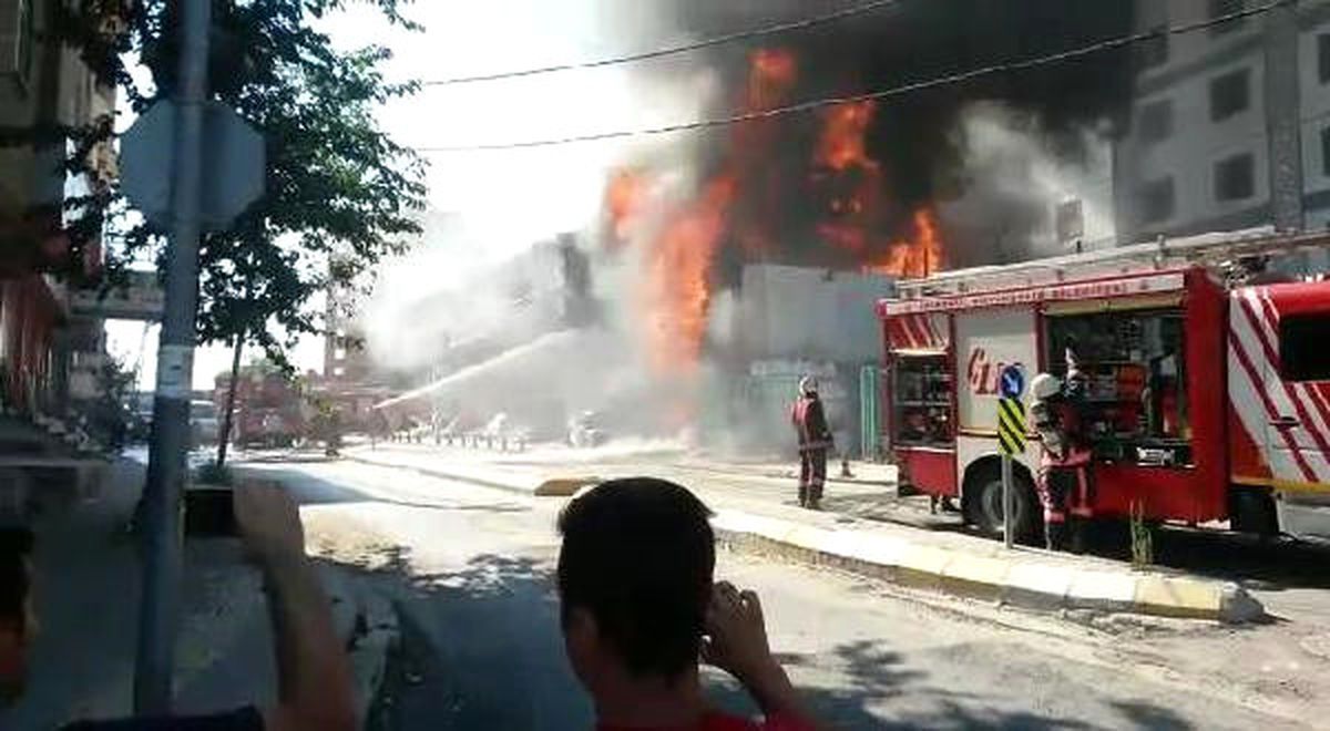 Pendik\'te Nalbur Dükkanı Alev Alev Yandı (1)