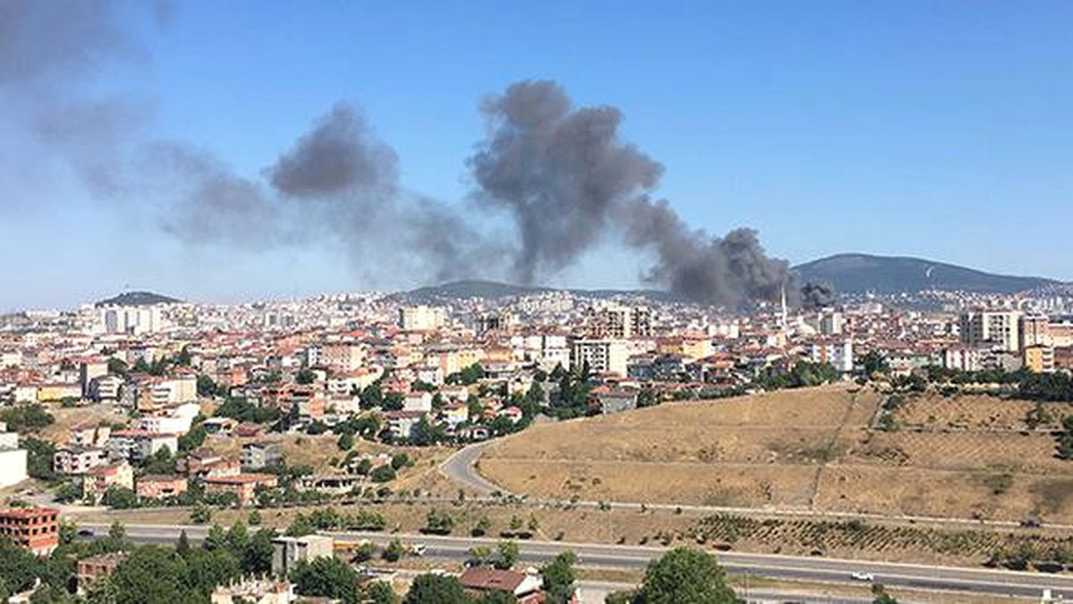 Pendik\'te Nalbur Dükkanı Alev Alev Yandı