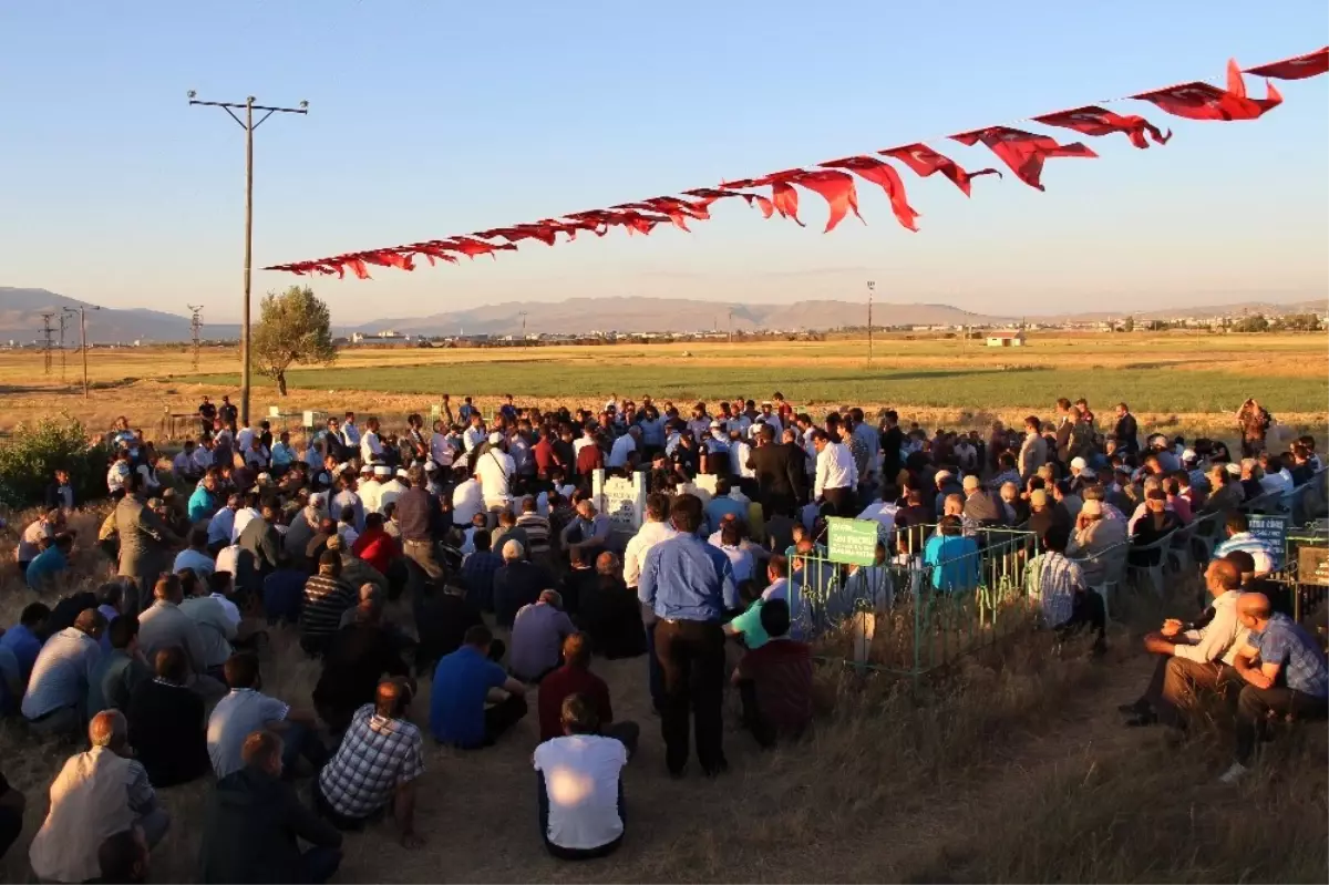 PKK\'nın Şehit Ettiği Kepçe Operatörü Son Yolculuğuna Uğurlandı