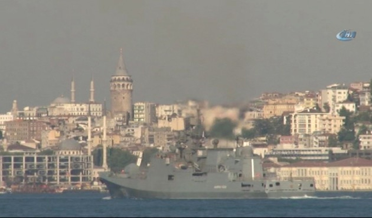 Rus Savaş Gemisi "Amiral Essen" İstanbul Boğazı\'ndan Geçti