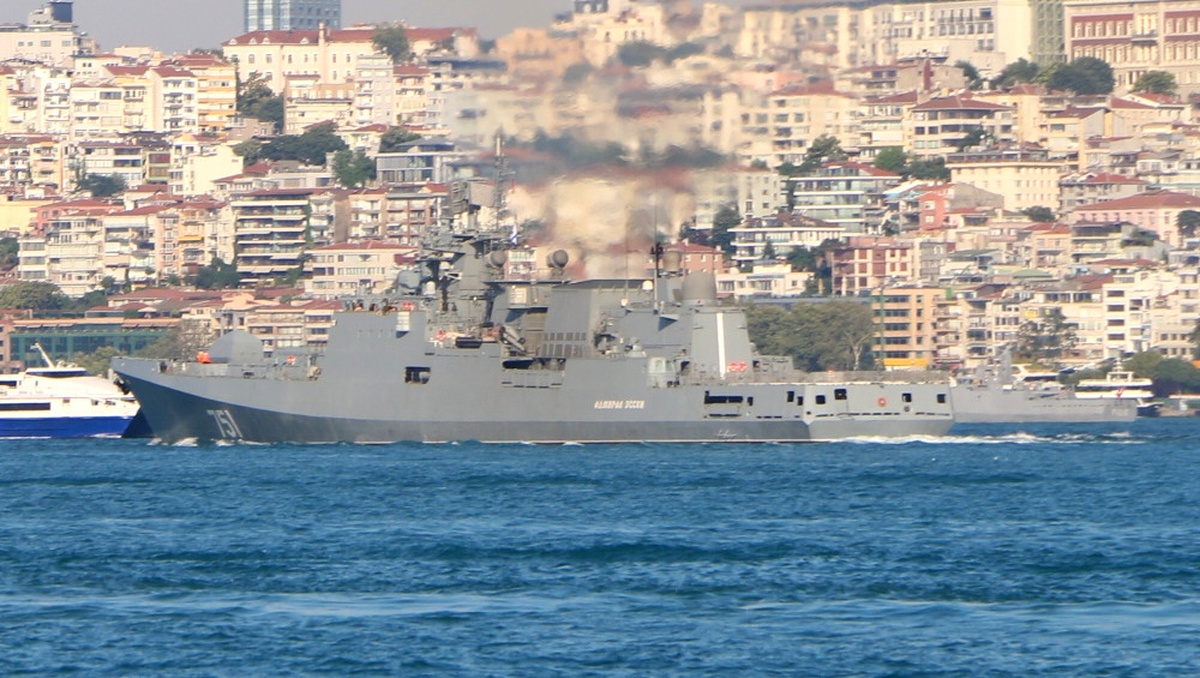 Rus Savaş Gemisi Istanbul Boğazı\'ndan Geçti