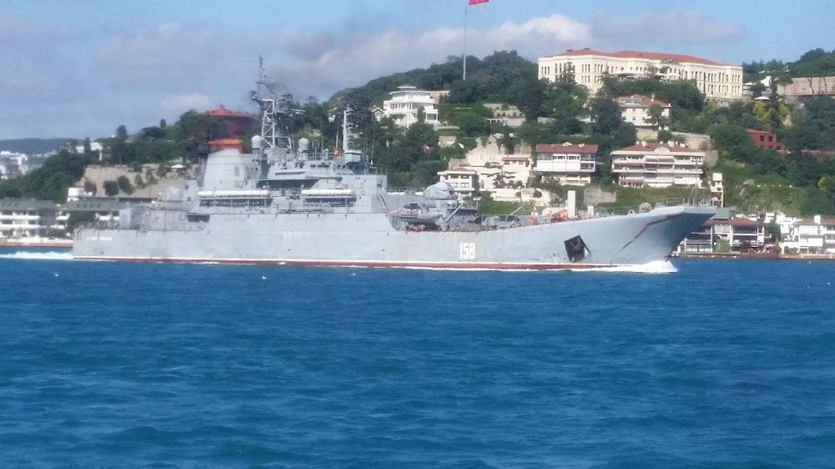 Rus Savaş Gemisi İstanbul Boğazı\'ndan Geçti