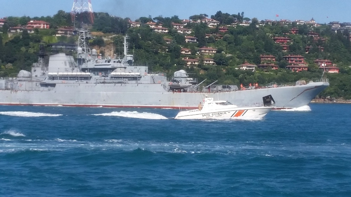 Rus Savaş Gemisi Istanbul Boğazı\'ndan Geçti