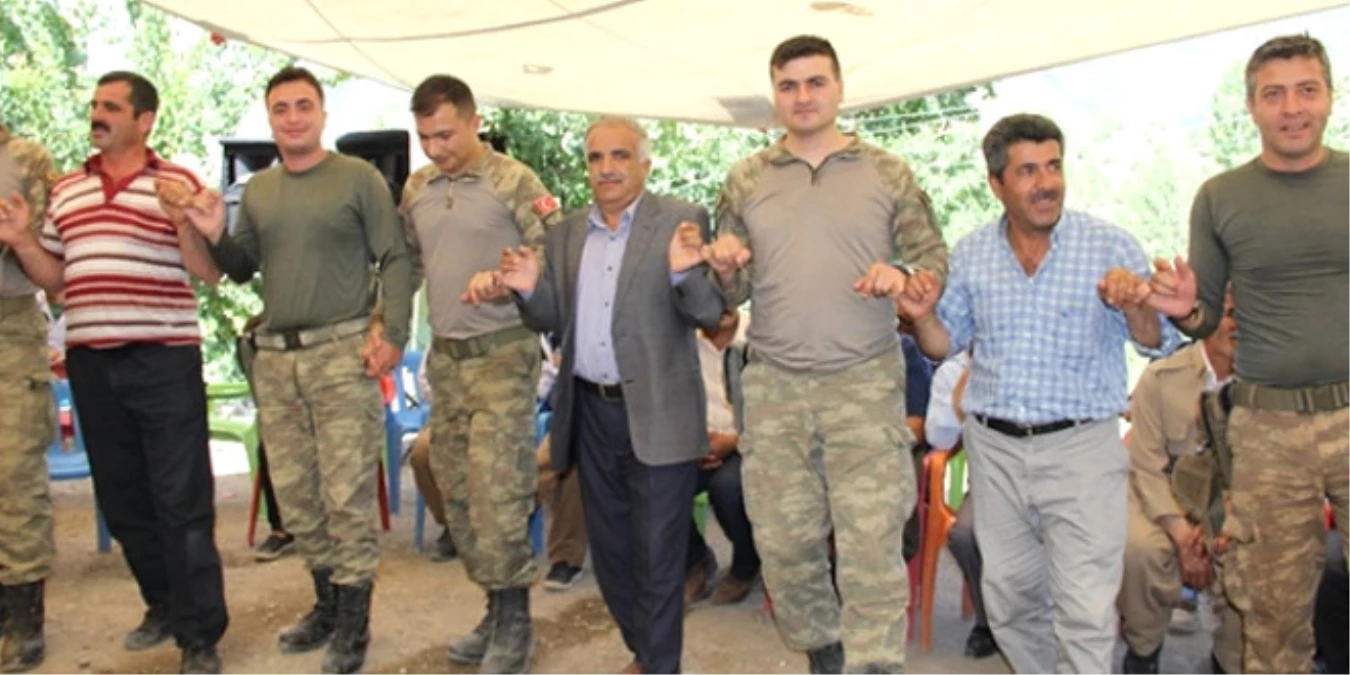 Şemdinli\'de Askerler Vatandaşlarla Halay Çekti