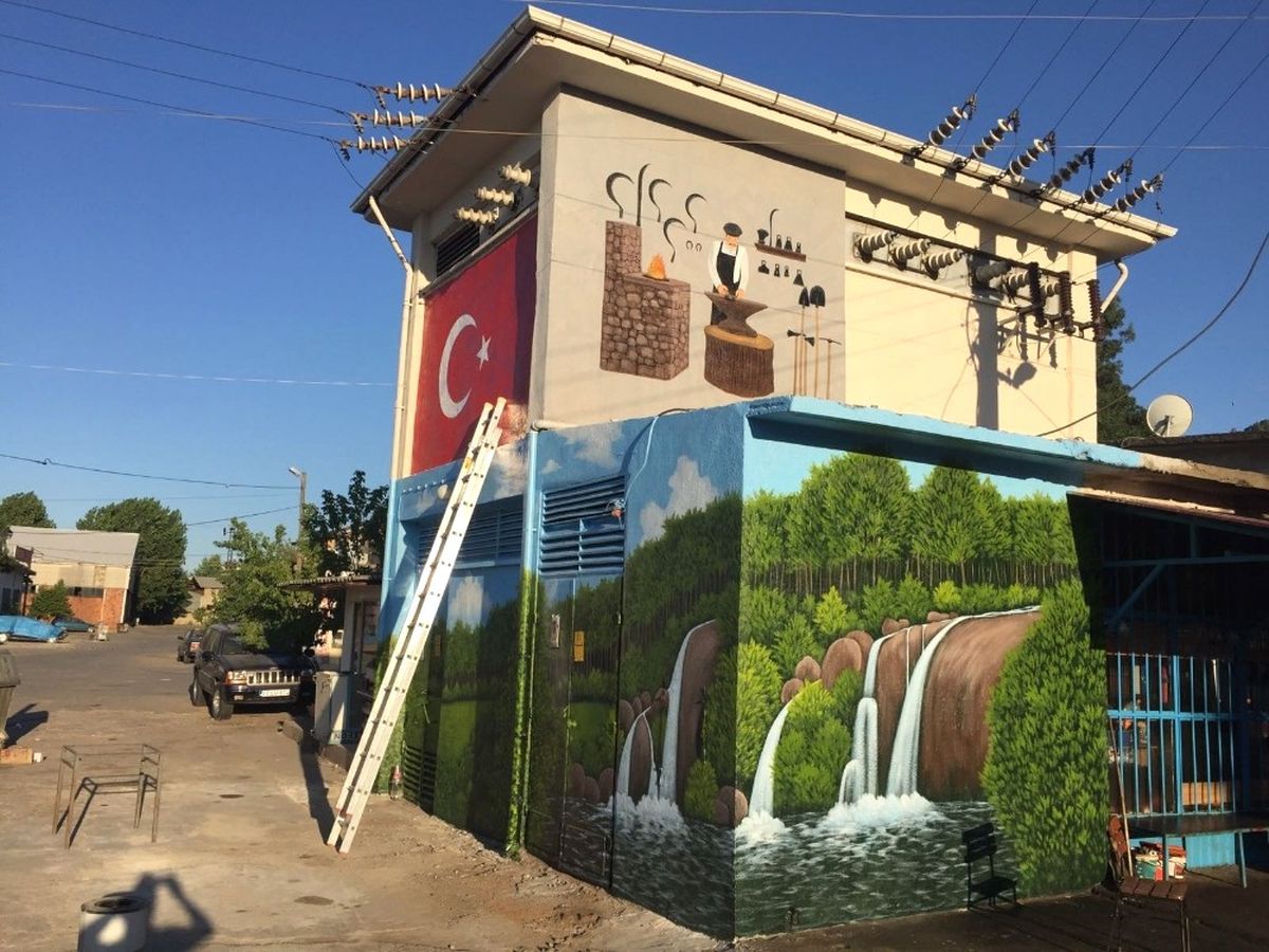 Simav\'da Sanayi Trafoları Sanatla Buluşuyor