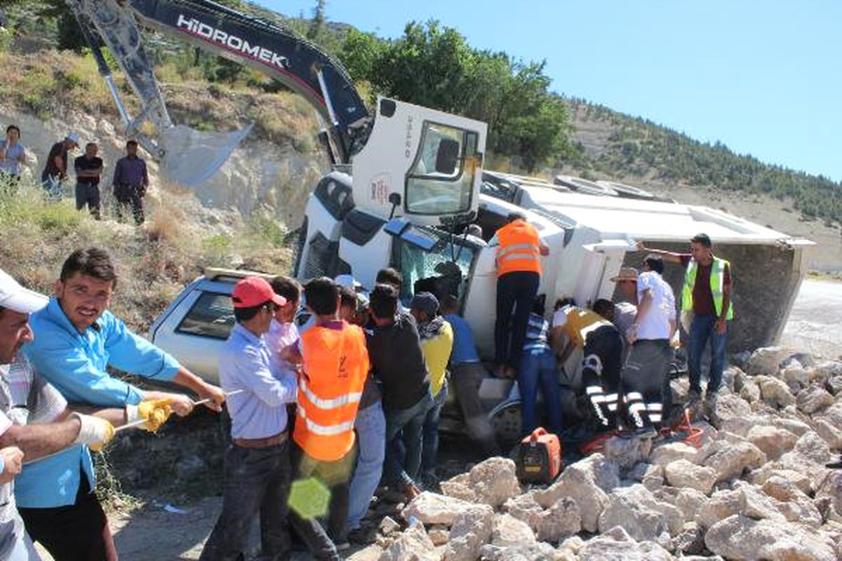 Taş Yüklü Kamyon, Otomobilin Üstüne Devrildi: 3 Yaralı