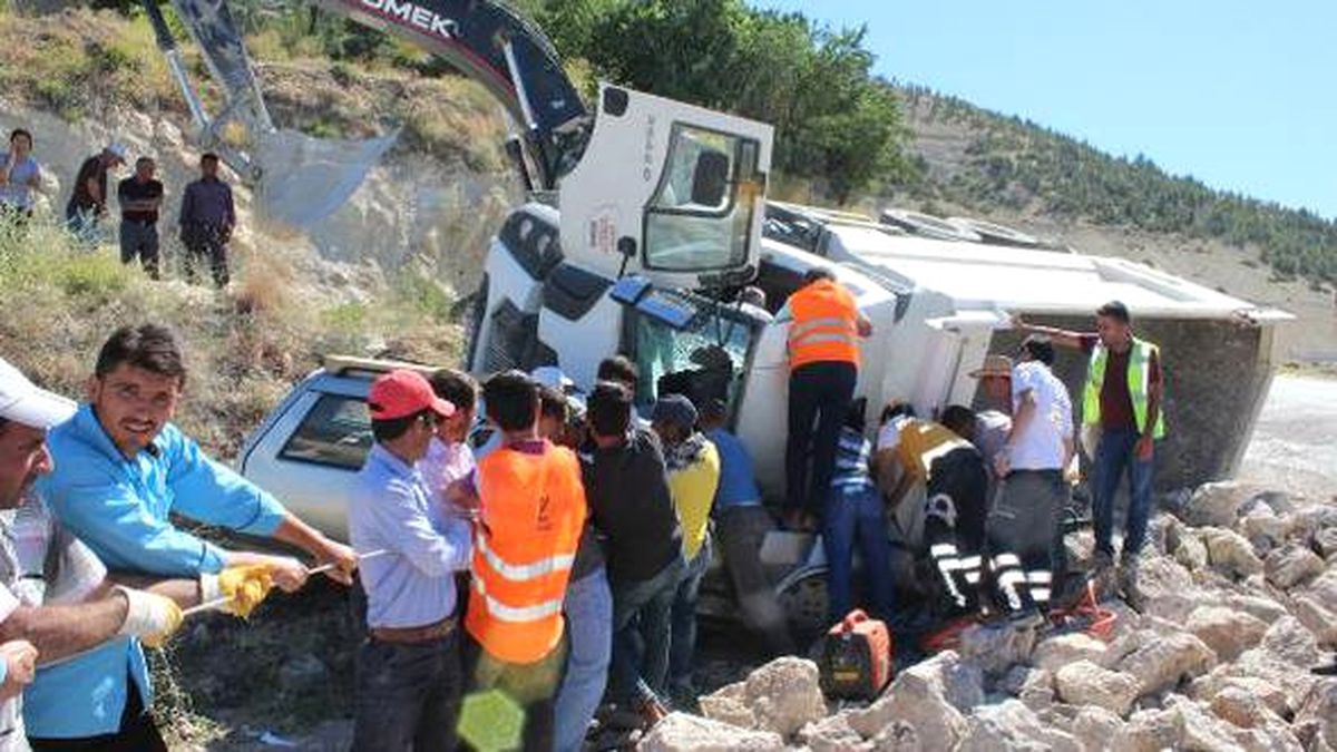 Taş Yüklü Kamyon, Otomobilin Üstüne Devrildi: 3 Yaralı