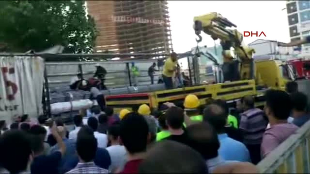 Tır Dorsesindeki Profil Boruların Arasında Sıkıştılar: 3 Yaralı (1)