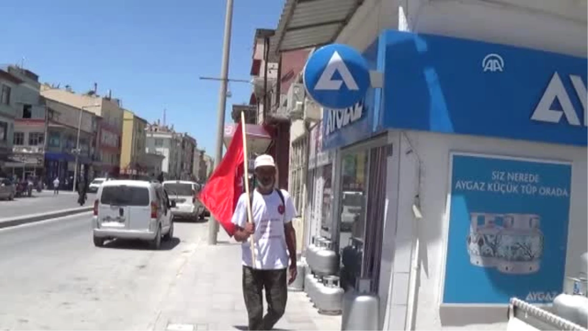Türk Bayrağıyla 15 Temmuz Şehitleri Için Ankara\'ya Yürüyor
