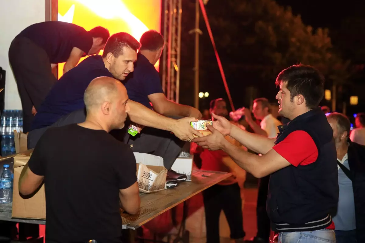 Üsküdar Belediyesi 15 Temmuz Şehitleri İçin Çorba Dağıttı