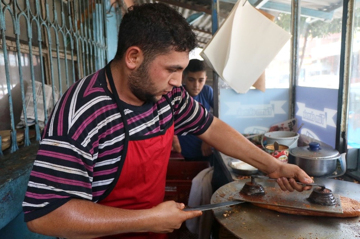 Ütü Tost" Yemek İçin Kuyruğa Giriyorlar