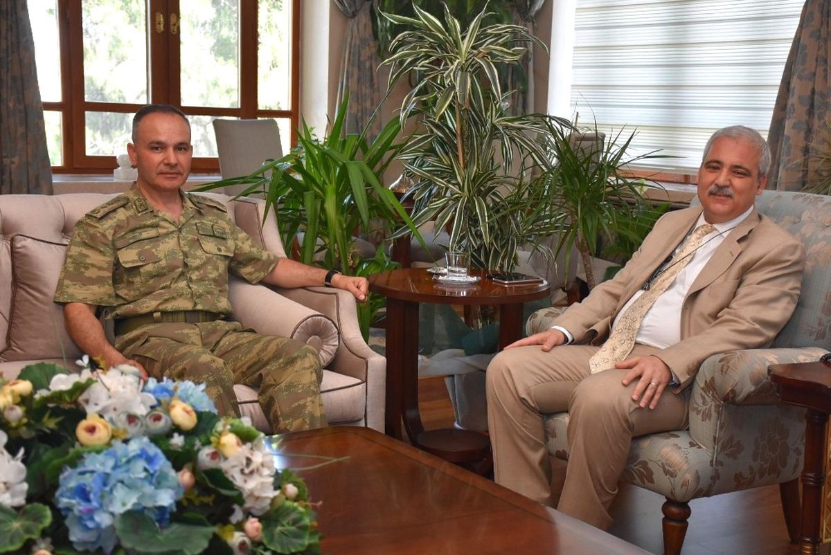 Vali Güvençer\'den Yeni Tugay Komutanına Başarı Dileği