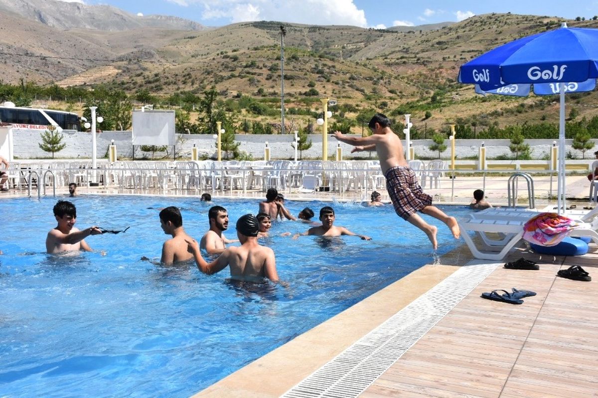 Yetim ve Öksüz Çocukların Havuz Keyfi