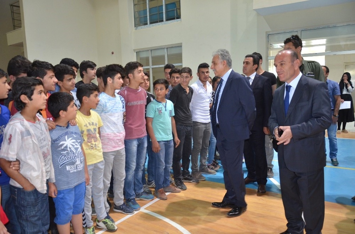 Yüksekova\'da Öğrencilere Spor Malzemesi Desteği