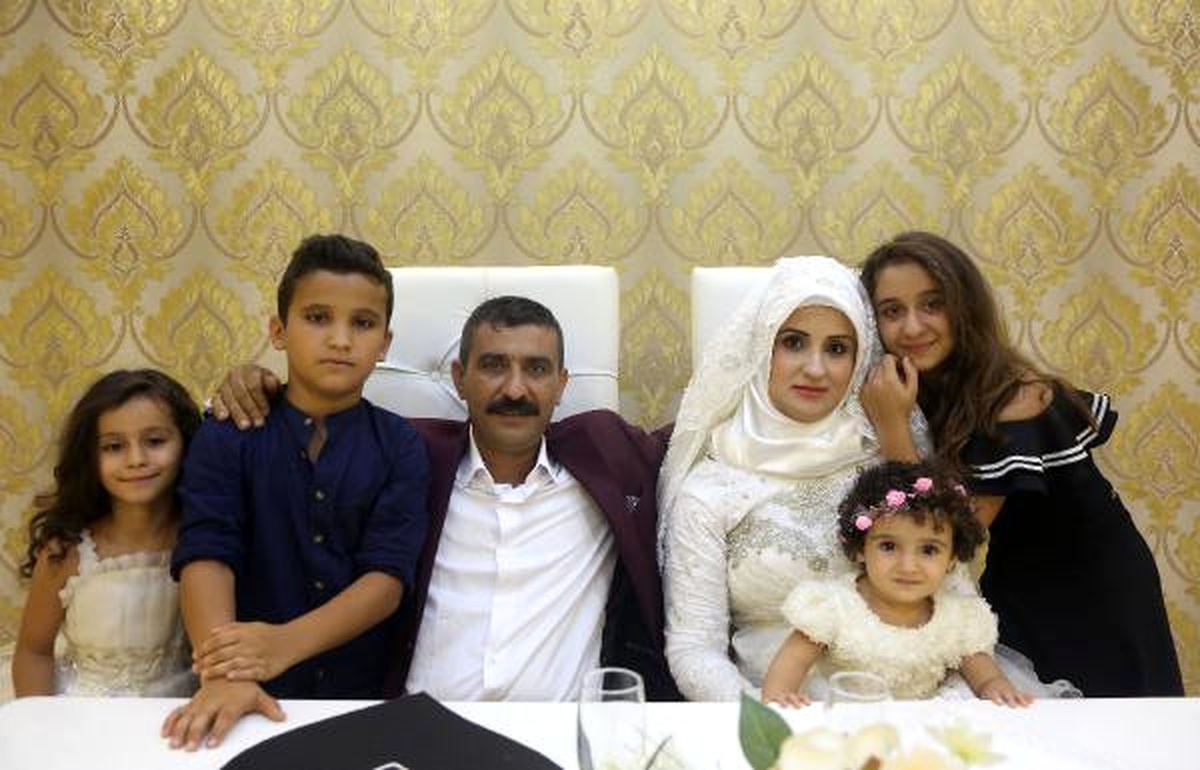 17\'nci Evlilik Yıl Dönümünü Düğün Yaparak Kutladılar