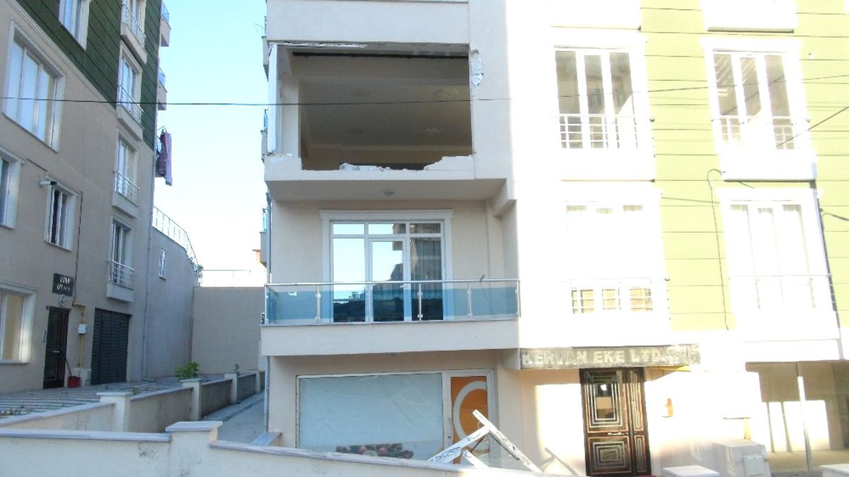 3\'üncü Kattan Aşağı Traktör Düştü