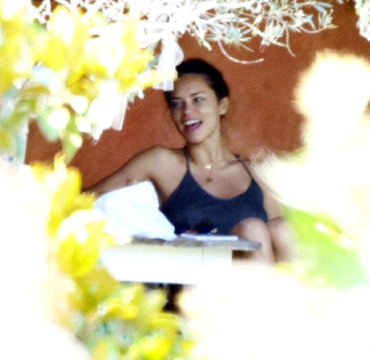 Adriana Lima Güne Erkek Arkadaşı ile Kahvaltı Yaparak Başladı