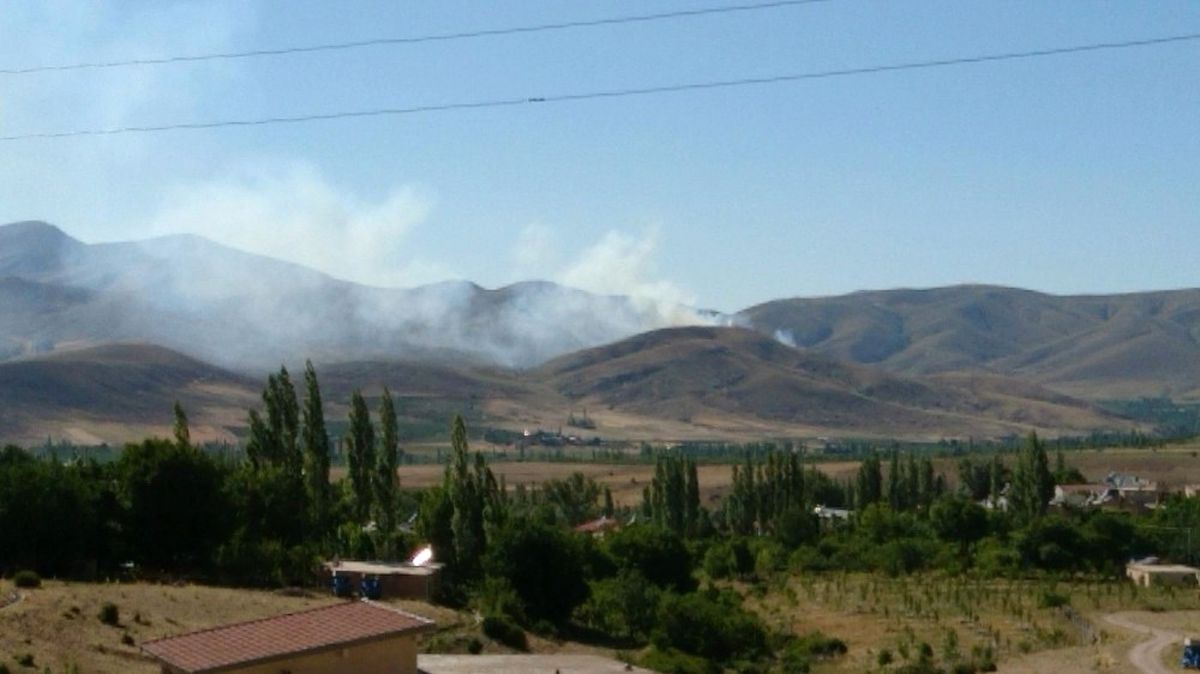 Anız Dumanı Köyü Kapladı