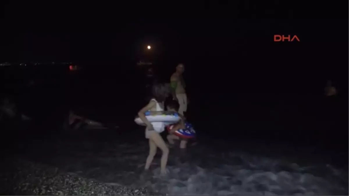 Antalya Antalya\'da Nemden Bunalan Sahilde Sabahladı