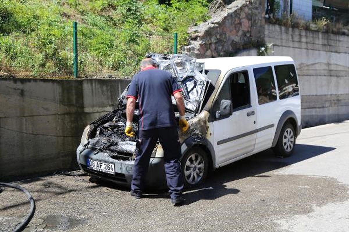 Artvin\'de Polis Aracı Yandı