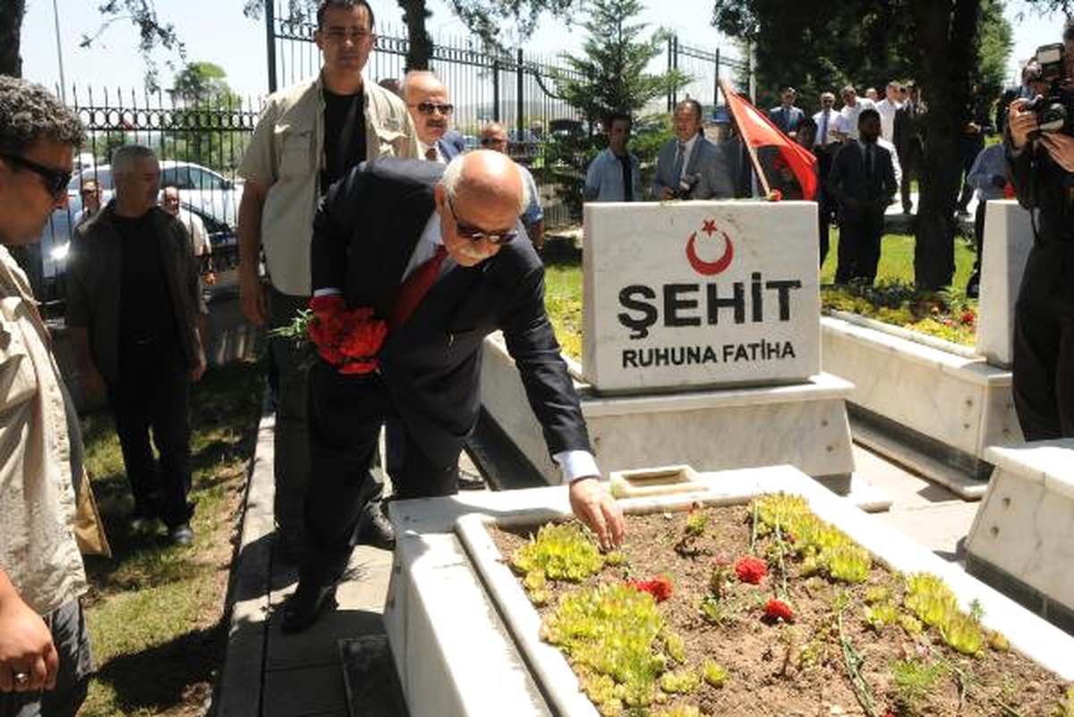 Bakan Avcı, Eskişehir\'de Şehitliği Ziyaret Etti