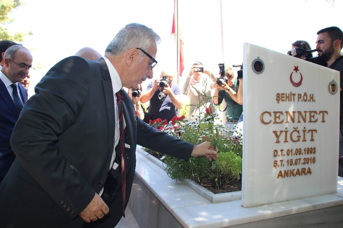 Bakan Özhaseki 15 Temmuz Şehitlerinin Mezarlarını ve Ailelerini Ziyaret Etti