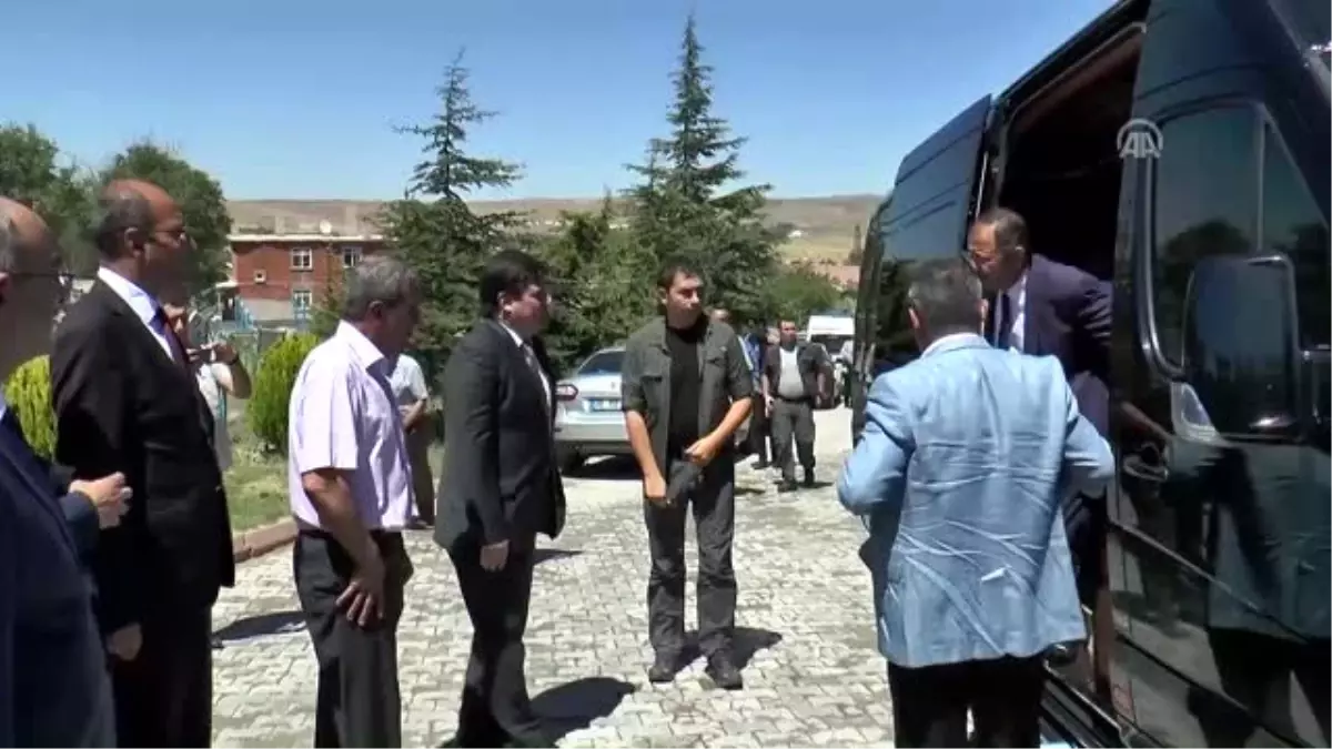 Bakan Özhaseki, Şehit Komiser Yardımcıları Doğanay ve Yiğit\'in Babaevlerini Ziyaret Etti