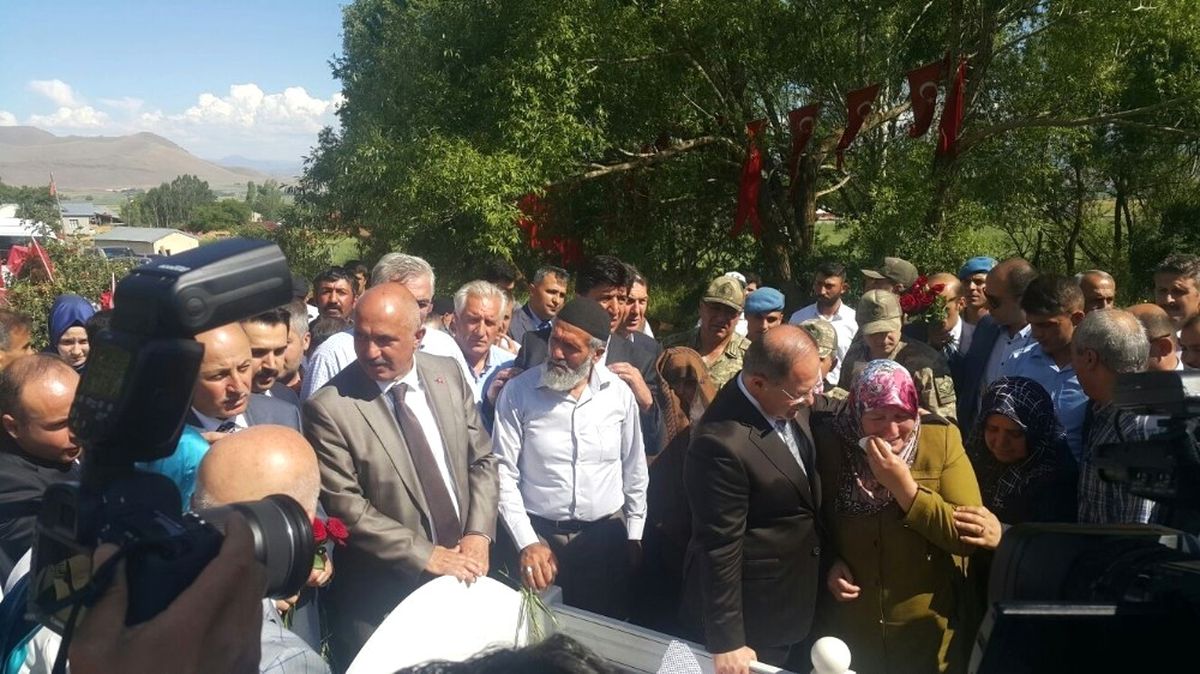 Bakan Recep Akdağ\'dan Şehit Ailesine Ziyaret
