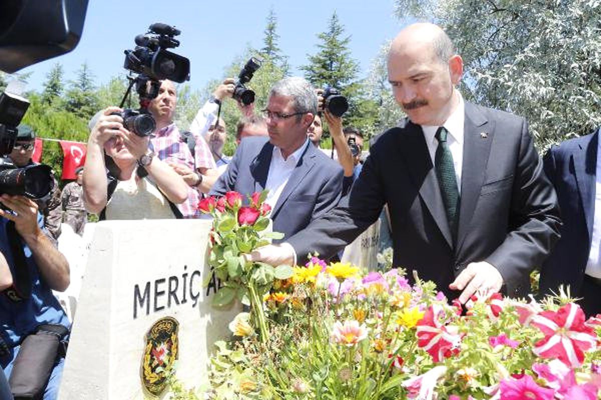 Bakan Soylu\'nun Şehitlik Ziyareti