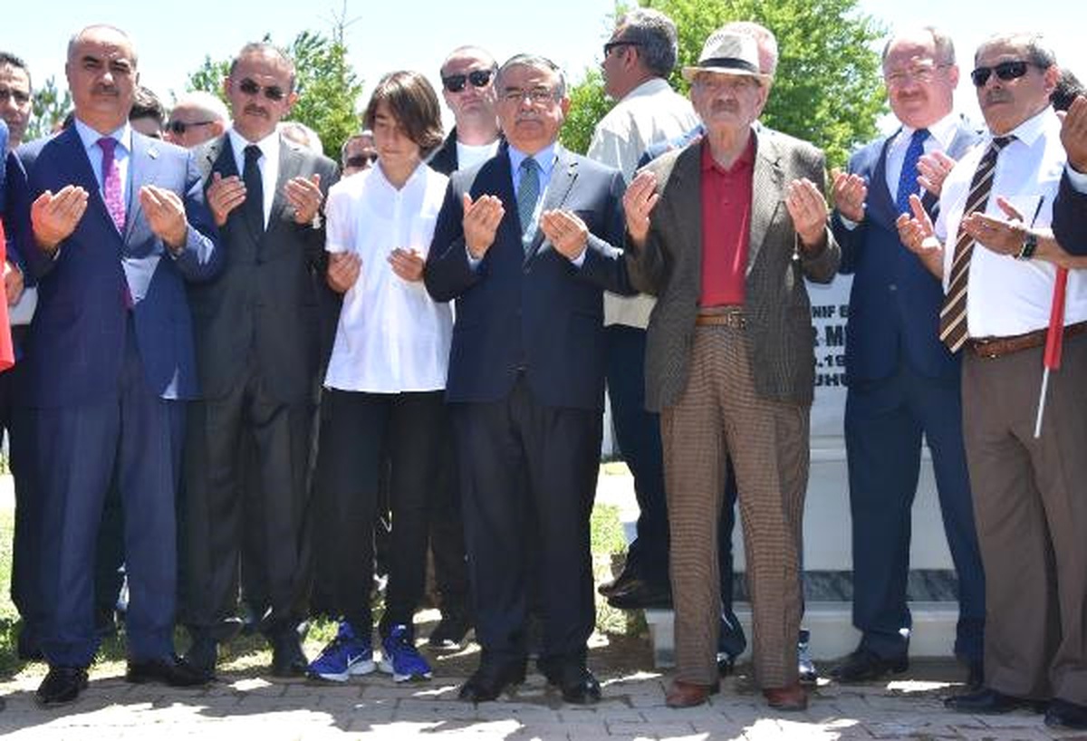 Bakan Yılmaz Sivas\'ta Şehitlik Ziyaretinde Bulundu