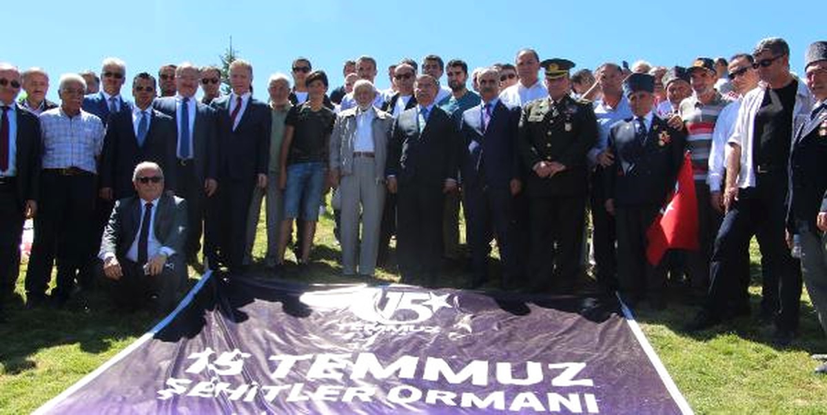Bakan Yılmaz Sivas\'ta Şehitlik Ziyaretinde Bulundu (2)
