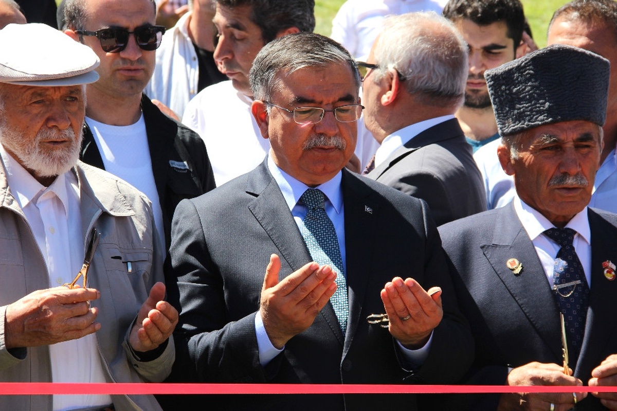 Bakan Yılmaz Sivas\'ta Şehitlik Ziyaretinde Bulundu (2)